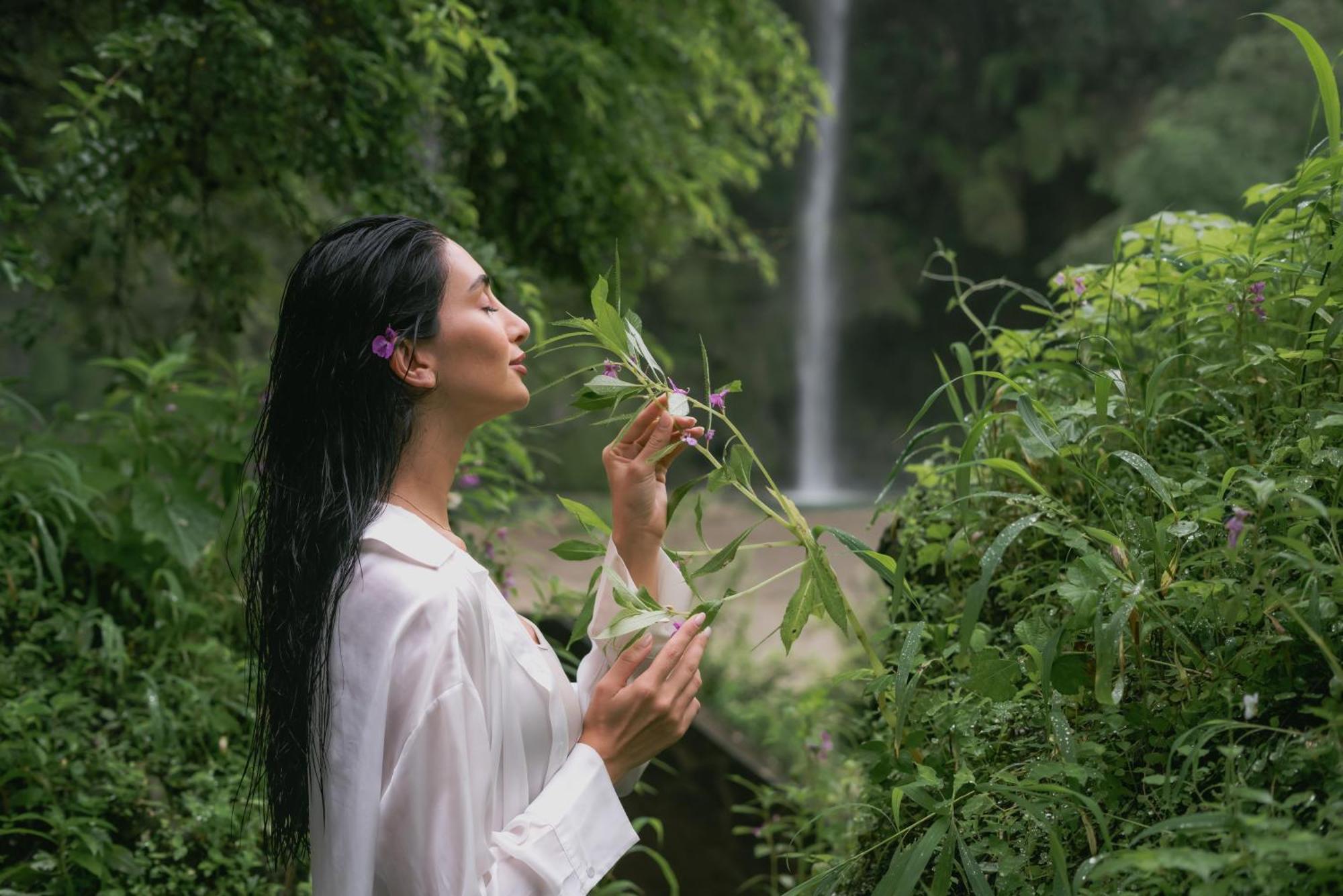 Salalah Rotana Resort Exterior photo A woman smelling flowers